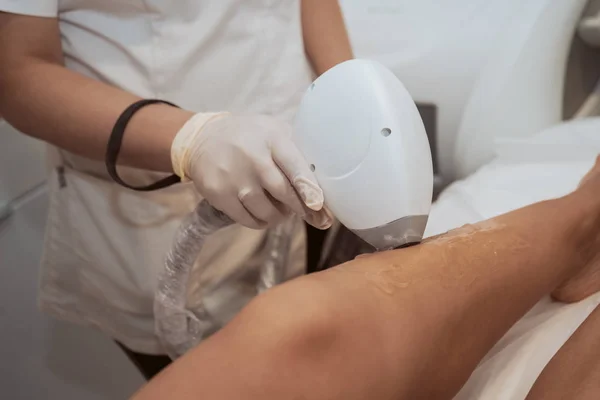 Frau macht kosmetische Behandlungen — Stockfoto