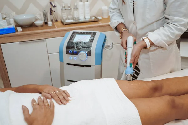 Woman doing cosmetic treatments — Stock Photo, Image