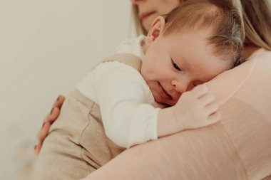 genç anne holding yeni doğan bebek
