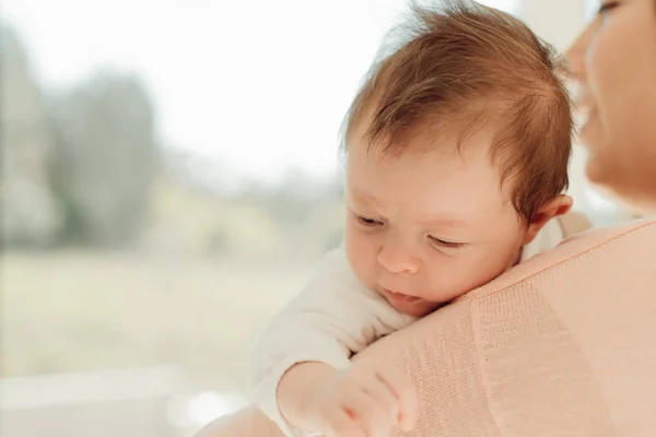 Genç anne holding yeni doğan bebek — Stok fotoğraf