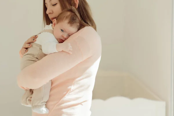 年轻的母亲抱着新生婴儿 — 图库照片