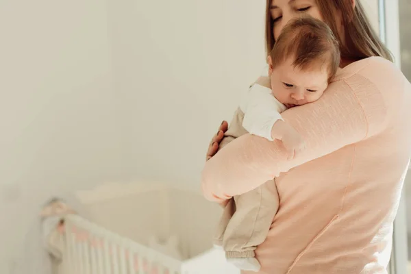 年轻的母亲抱着新生婴儿 — 图库照片