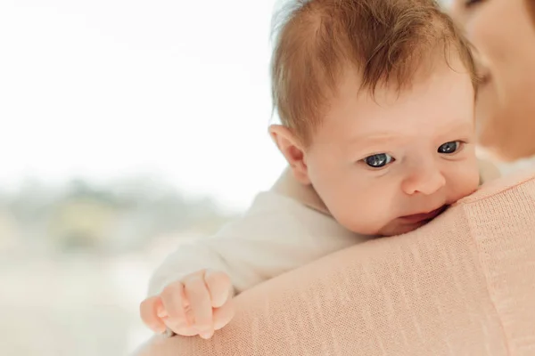 Genç anne holding yeni doğan bebek — Stok fotoğraf