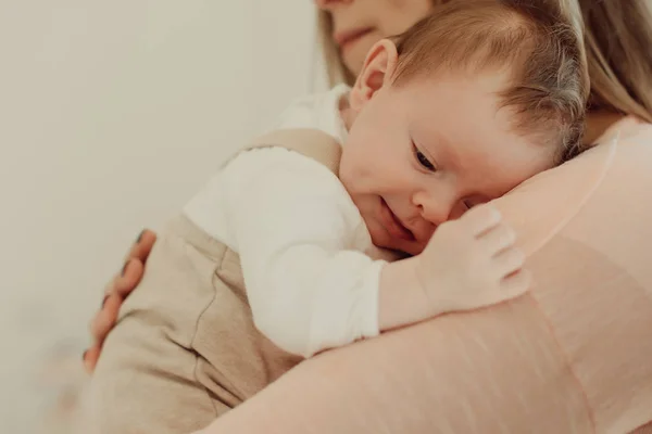 年轻的母亲抱着新生婴儿 — 图库照片