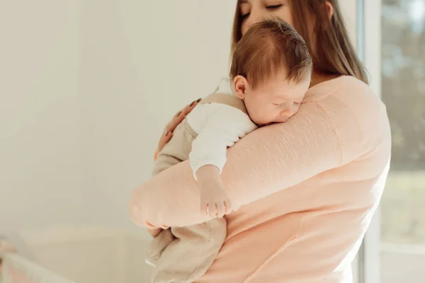Genç anne holding yeni doğan bebek — Stok fotoğraf