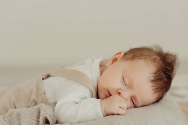 Yeni doğmuş bir bebek uyku portresi