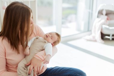genç anne holding yeni doğan bebek
