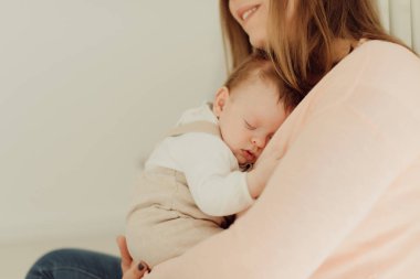 genç anne holding yeni doğan bebek