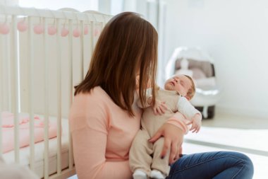 genç anne holding yeni doğan bebek