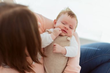 genç anne holding yeni doğan bebek