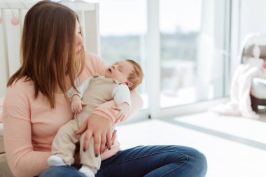 genç anne holding yeni doğan bebek