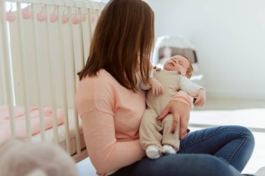 genç anne holding yeni doğan bebek
