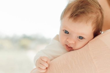 genç anne holding yeni doğan bebek