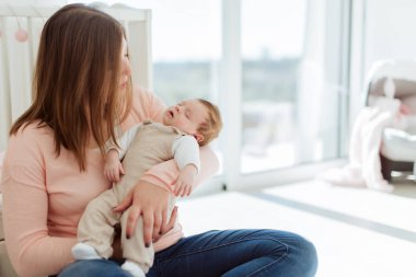 genç anne holding yeni doğan bebek