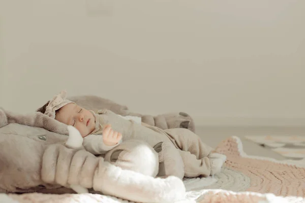 Portret van een pasgeboren baby te slapen — Stockfoto