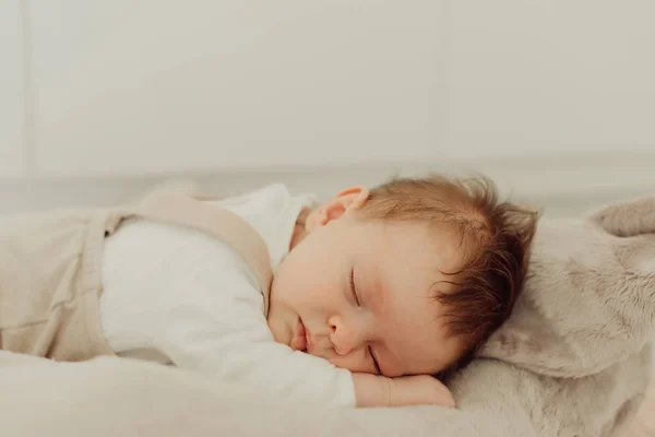 Портрет спящего новорожденного ребенка — стоковое фото