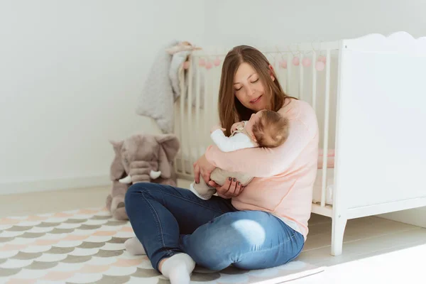 Giovane madre con neonato in braccio — Foto Stock