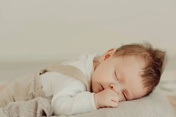 Portret van een pasgeboren baby te slapen — Stockfoto