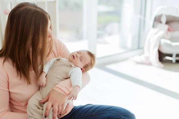 年轻的母亲抱着新生婴儿 — 图库照片