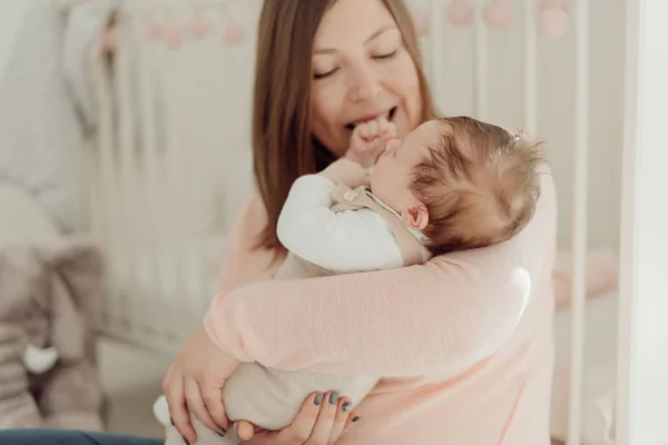 Giovane madre con neonato in braccio — Foto Stock