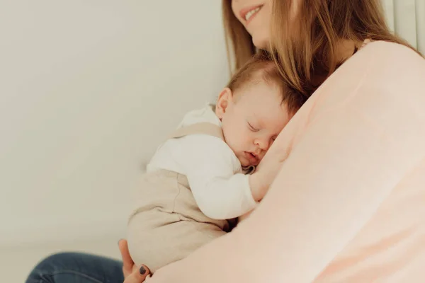 Genç anne holding yeni doğan bebek — Stok fotoğraf