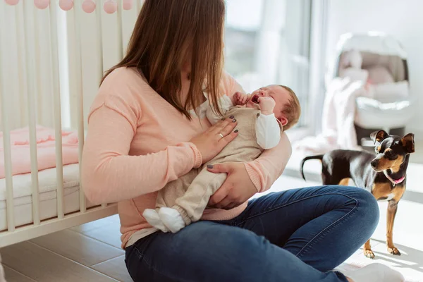 年轻的母亲抱着新生婴儿 — 图库照片