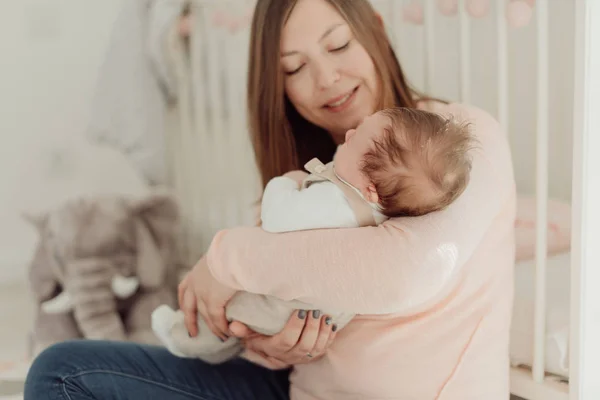 Genç anne holding yeni doğan bebek — Stok fotoğraf