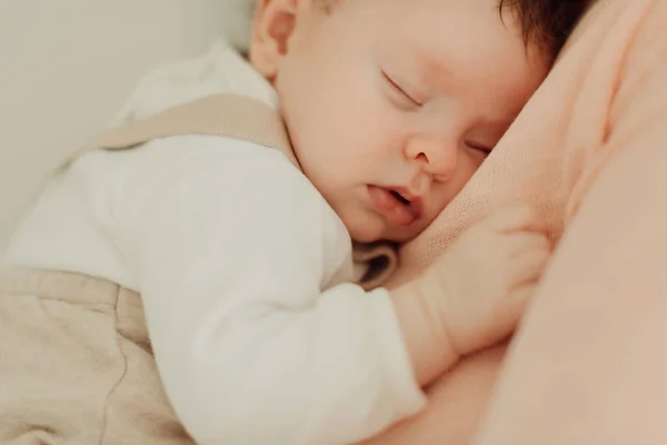 Genç anne holding yeni doğan bebek — Stok fotoğraf