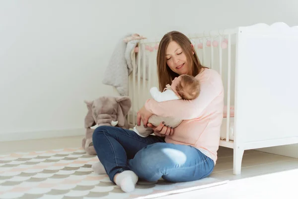 Joven madre sosteniendo bebé recién nacido — Foto de Stock