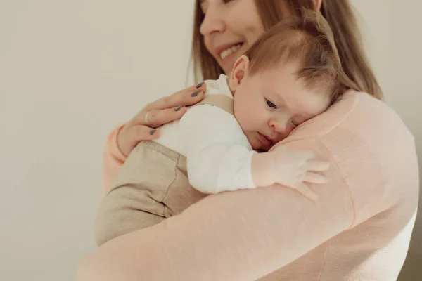 Genç anne holding yeni doğan bebek — Stok fotoğraf