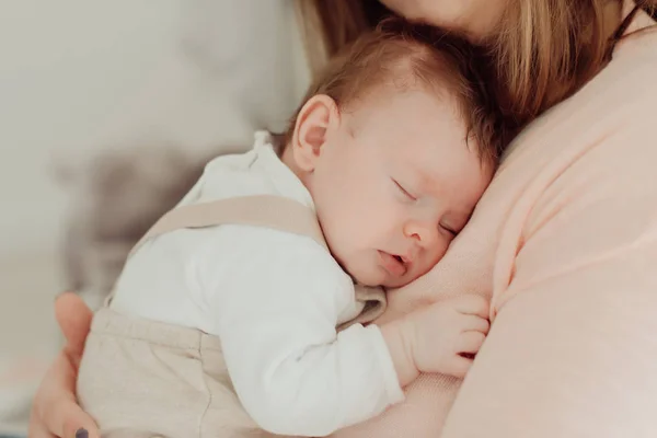 Молодая мать держит новорожденного ребенка — стоковое фото
