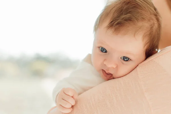 Genç anne holding yeni doğan bebek — Stok fotoğraf