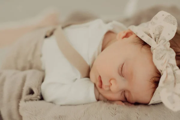 Portret van een pasgeboren baby te slapen — Stockfoto