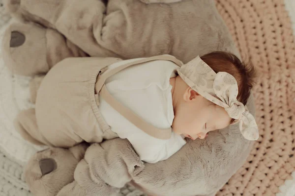 Retrato de um bebê recém-nascido dormindo — Fotografia de Stock