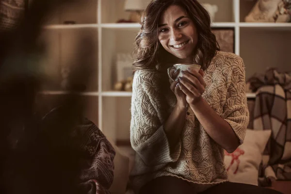 Femme boire une tasse de thé à la maison - Noël — Photo