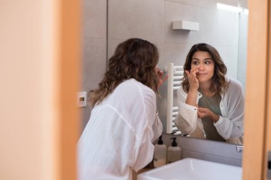 Banyoda cildini nemlendiren güzel bir kadın. 