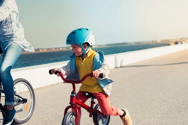 Küçük Bir Çocuk Annesiyle Şehir Parkında Bisiklete Biniyor — Stok fotoğraf
