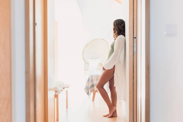 Portret Van Een Mooie Sexy Latijnse Vrouw Thuis Zacht Natuurlijk — Stockfoto