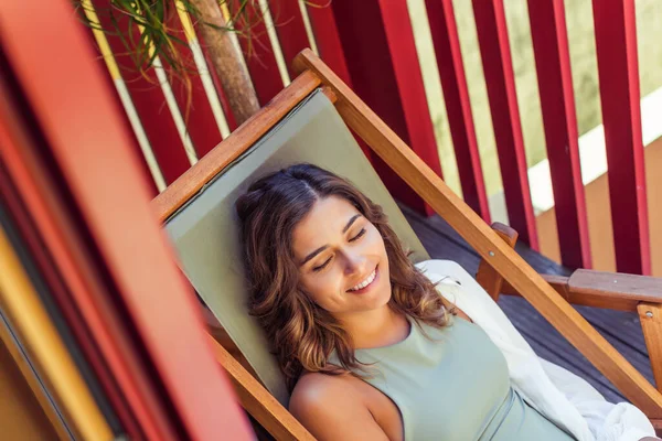Латинська Молода Жінка Яка Насолоджується Сонцем Балконі — стокове фото