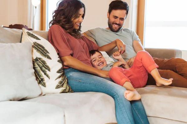 Jovem Família Divertindo Casa — Fotografia de Stock