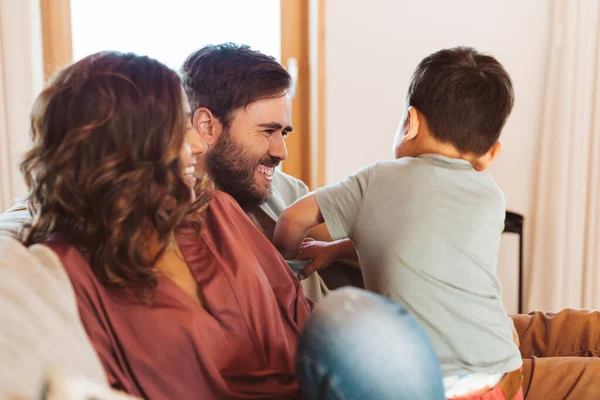 Jovem Família Divertindo Casa — Fotografia de Stock