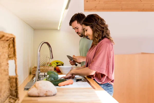 Junges Paar Chillt Bei Der Zubereitung Des Mittagessens — Stockfoto