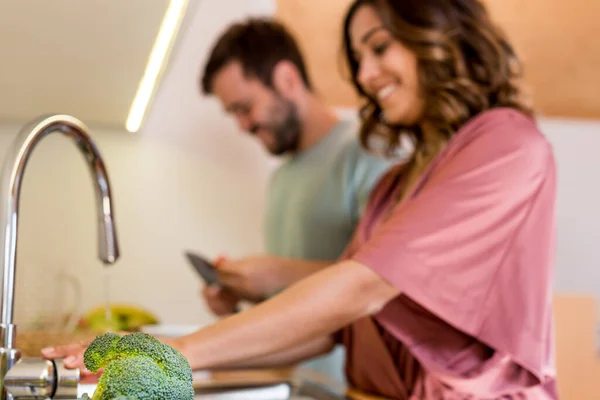 Junges Paar Chillt Bei Der Zubereitung Des Mittagessens — Stockfoto