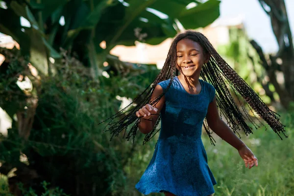 Молода Африканська Дівчина Грає Танцює Природі — стокове фото