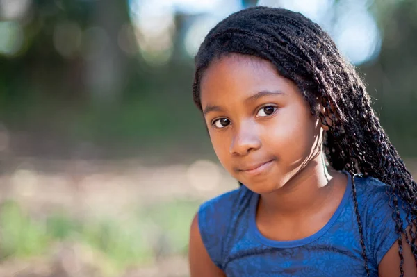 Portrait Une Fille Africaine Dans Nature Regardant Caméra — Photo