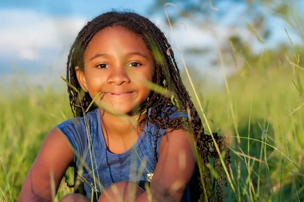 Porträt Eines Afrikanischen Mädchens Der Natur Das Die Kamera Blickt — Stockfoto