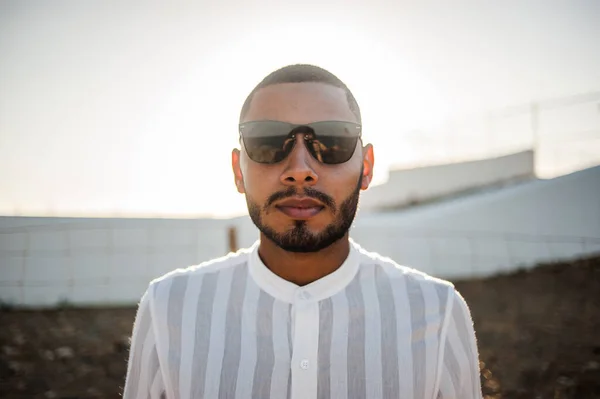 Porträtt Självsäker Och Avslappnad Man Modern Muslim Bär Solglasögon Naturligt — Stockfoto