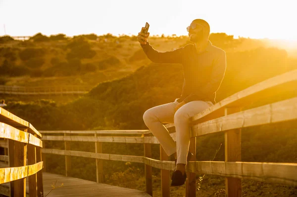 Latin Man Taking Selfies Smartphone Amazing Sunset Landscape View Natural — Stock Photo, Image