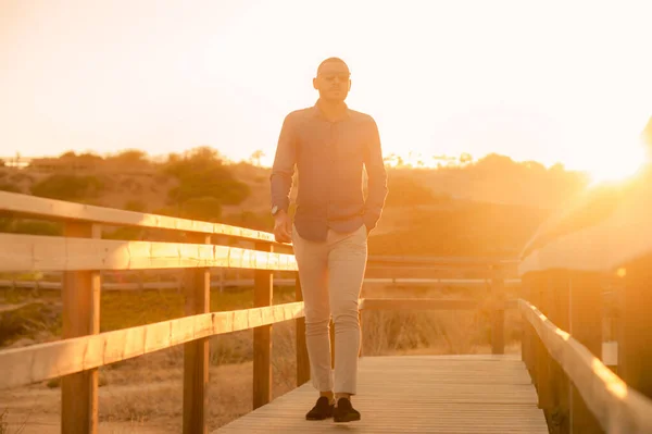 Felice Uomo Latino Che Cammina Gode Tramonto Con Una Vista — Foto Stock