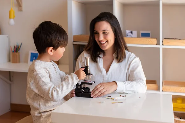 Lillte Kid Verkent Wetenschap Met Een Microscoop Hulp Van Moeder — Stockfoto